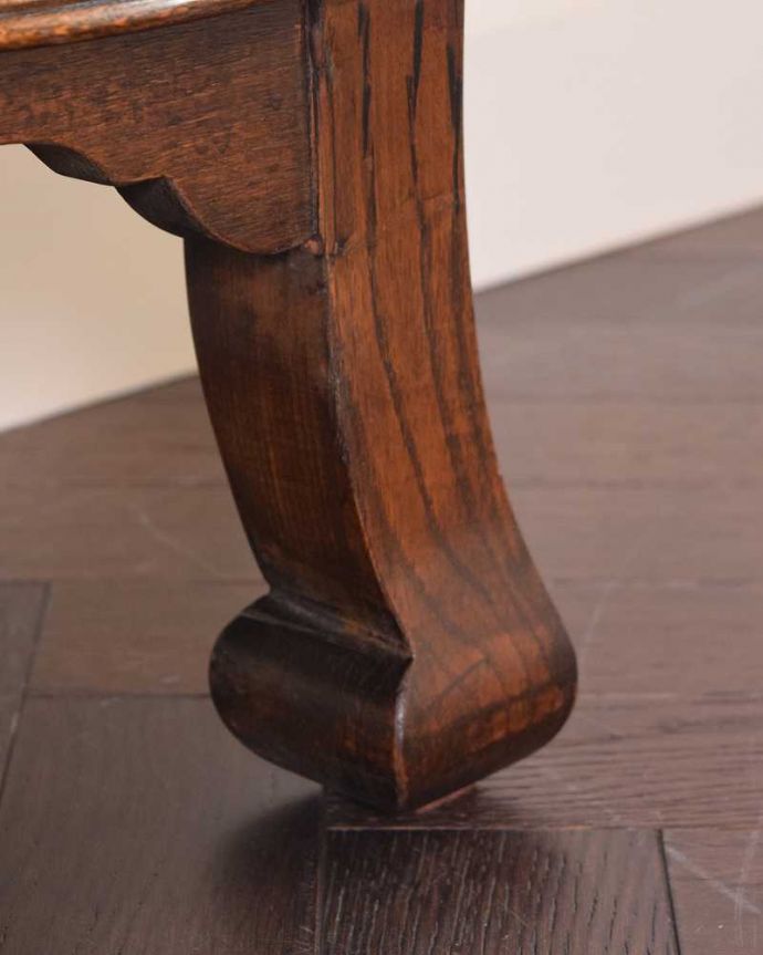 アンティークのキャビネット アンティーク家具 英国輸入のアンティーク家具、存在感たっぷりなオーク材のブックケース(ガラスキャビネット) 。女性1人でもラクに運べちゃうヒミツHandleのアンティークは、脚の裏にフェルトキーパーをお付けしているので、床を滑らせれば女性でも移動がカンタンに出来ます!ご安心下さい。(k-2082-f)