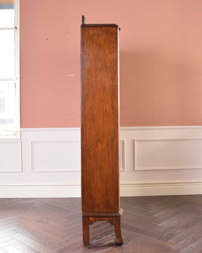 アンティークのキャビネット アンティーク家具 英国輸入のアンティーク家具、存在感たっぷりなオーク材のブックケース(ガラスキャビネット) 。横から見てもステキもちろん横もキレイに修復していますので、横顔だって美しいんです。(k-2082-f)