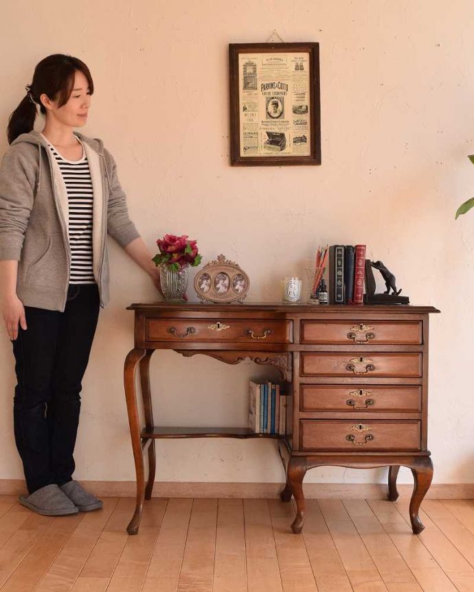 アンティークのデスク・書斎机　アンティーク家具　書斎で楽しむ英国アンティークのデスク、マホガニー材を使用した大人の勉強机。優雅な雰囲気に包まれるエレガントなデスク気品が漂う大人のためのアンティークデスクは、置いてあるだけで優雅な雰囲気です。(k-2083-f)