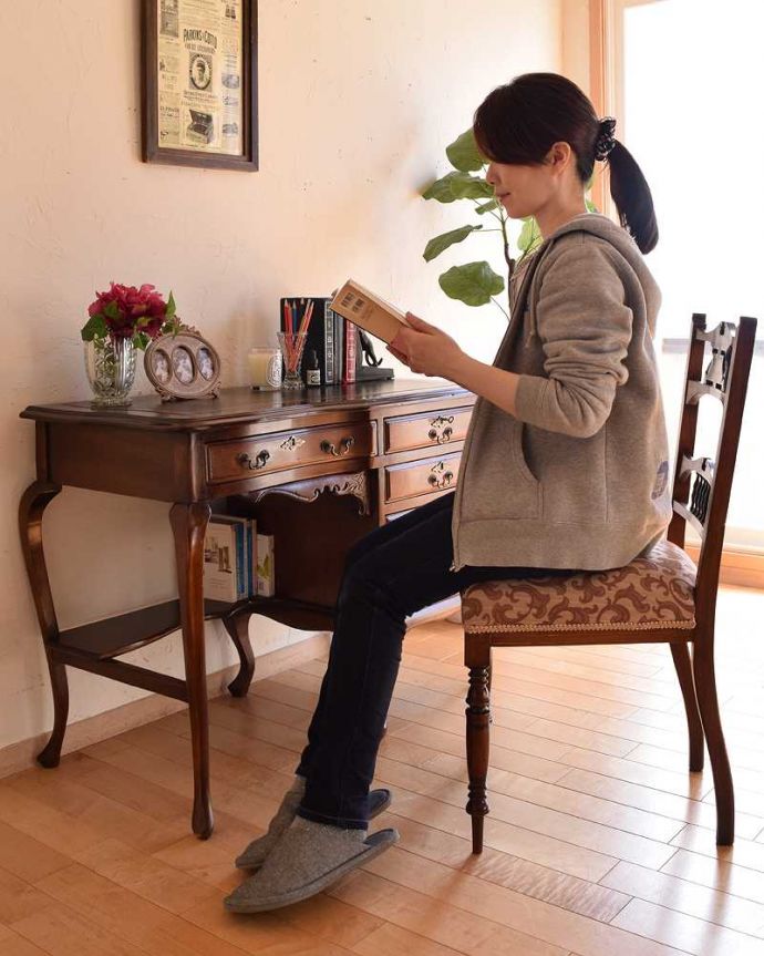 アンティークのデスク・書斎机　アンティーク家具　書斎で楽しむ英国アンティークのデスク、マホガニー材を使用した大人の勉強机。自分だけのちょっと贅沢な時間大人のデスクに座るだけで自分だけの時間が作れるから、毎日がちょっとだけ贅沢になります。(k-2083-f)