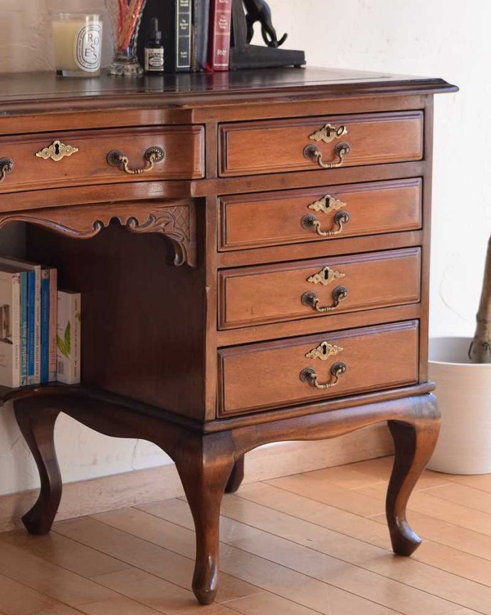 アンティークのデスク・書斎机　アンティーク家具　書斎で楽しむ英国アンティークのデスク、マホガニー材を使用した大人の勉強机。アンティークらしい銘木の木目の美しさ本来、機能的に使われる家具デスクも、アンティークだと木目の美しさが楽しめる家具に。(k-2083-f)