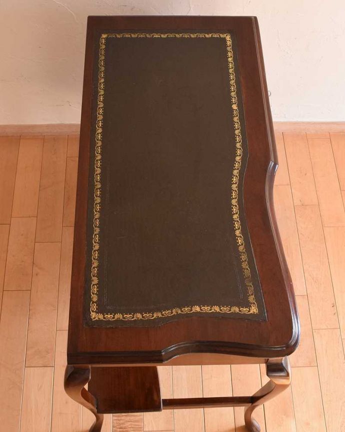 アンティークのデスク・書斎机　アンティーク家具　書斎で楽しむ英国アンティークのデスク、マホガニー材を使用した大人の勉強机。天板もピカピカにお直ししました。(k-2083-f)