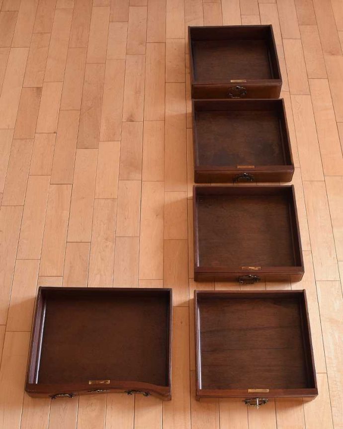 アンティークのデスク・書斎机　アンティーク家具　書斎で楽しむ英国アンティークのデスク、マホガニー材を使用した大人の勉強机。引き出しの中もキレイに修復しました！もちろん引き出しの中も職人がキレイにお直しました。(k-2083-f)