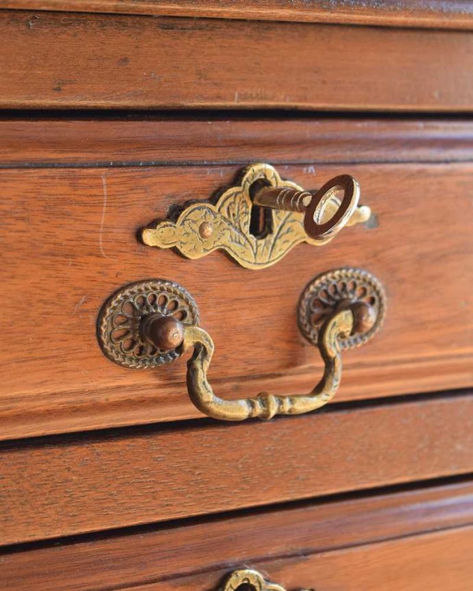 アンティークのデスク・書斎机　アンティーク家具　書斎で楽しむ英国アンティークのデスク、マホガニー材を使用した大人の勉強机。アンティークらしい取っ手取っ手のデザインもアンティーク家具は美しいんです。(k-2083-f)