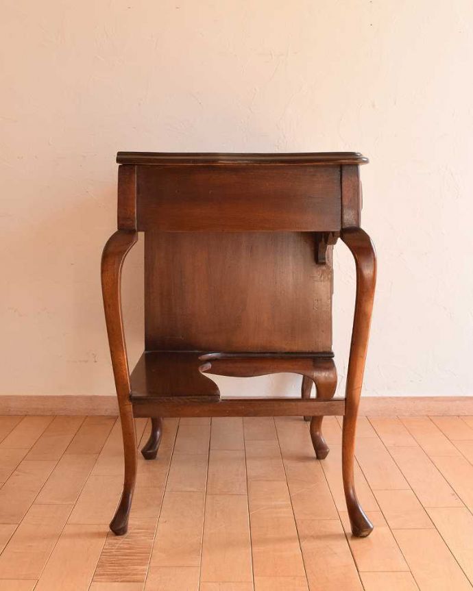 アンティークのデスク・書斎机　アンティーク家具　書斎で楽しむ英国アンティークのデスク、マホガニー材を使用した大人の勉強机。横顔も美しいですもちろん横から見られても自信があります。(k-2083-f)