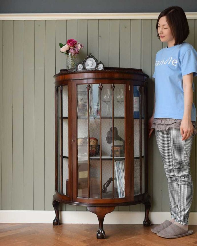 アンティークのキャビネット　アンティーク家具　マホガニー材を使ったイギリス家具、上品なアンティークのガラスキャビネット。どこからでも中が見える半月型のキャビネット半月型をしたハーフムーンのキャビネットは、グルっと180度、どの場所からも中が美しく見える人気のキャビネットです。(k-2084-f)
