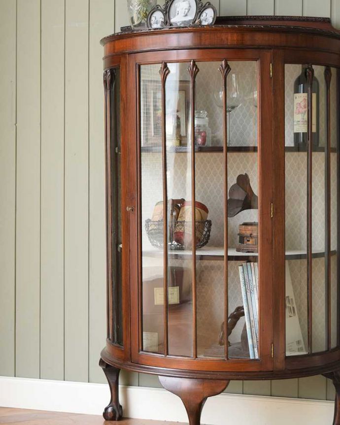 アンティークのキャビネット　アンティーク家具　マホガニー材を使ったイギリス家具、上品なアンティークのガラスキャビネット。ガラス越しに見るお気に入りの美しさ…アンティークのガラス扉を通して見ると、中に入れたものがキラッキラに輝いて見えるんです。(k-2084-f)