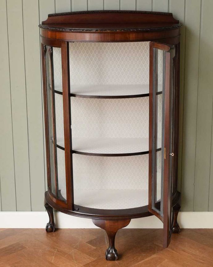 アンティークのキャビネット　アンティーク家具　マホガニー材を使ったイギリス家具、上品なアンティークのガラスキャビネット。扉を開けて中を見てみると…職人がキレイに修復して、背板も新しい生地に張替えました。(k-2084-f)