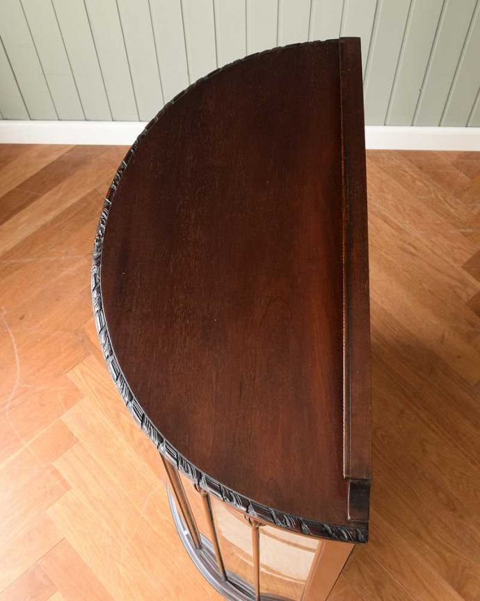 アンティークのキャビネット　アンティーク家具　マホガニー材を使ったイギリス家具、上品なアンティークのガラスキャビネット。上から見るとよく分かるハーフムーンの形キャビネットを上から見てみるとこんな感じの半月型。(k-2084-f)