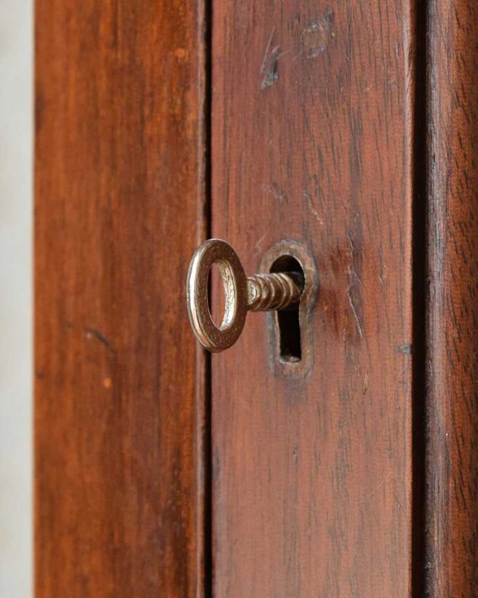 アンティークのキャビネット　アンティーク家具　マホガニー材を使ったイギリス家具、上品なアンティークのガラスキャビネット。開ける度にワクワク･･･ カギを使って扉を開ける度に、まるで宝箱を開けるみたいです。(k-2084-f)