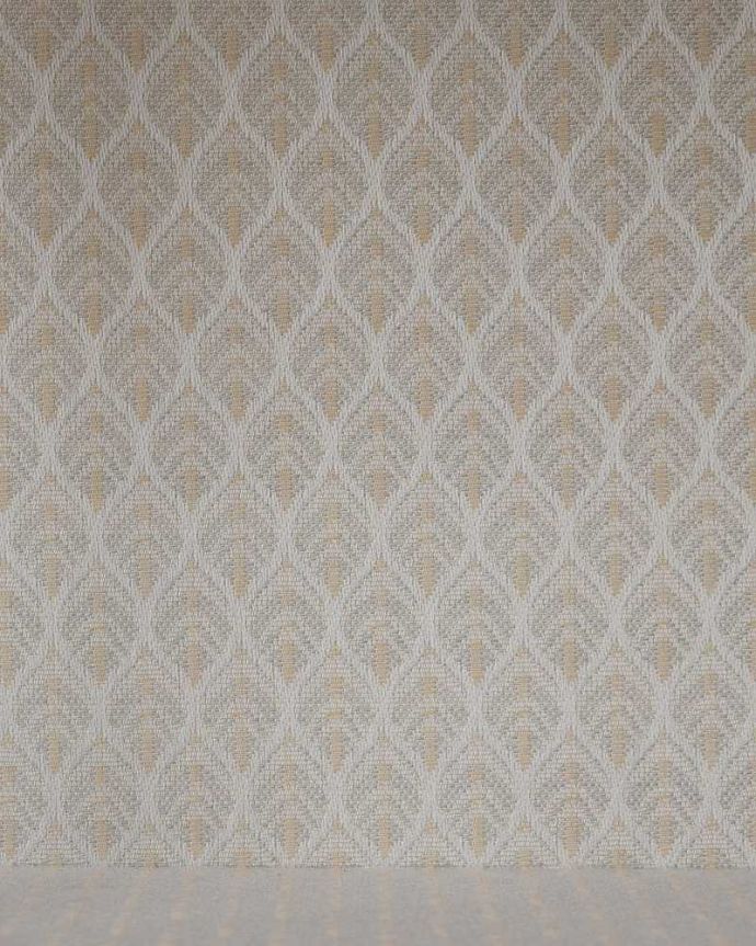 アンティークのキャビネット　アンティーク家具　マホガニー材を使ったイギリス家具、上品なアンティークのガラスキャビネット。新しく貼り替えましたキャビネットの表情に合わせて、背板の生地をセレクト。(k-2084-f)