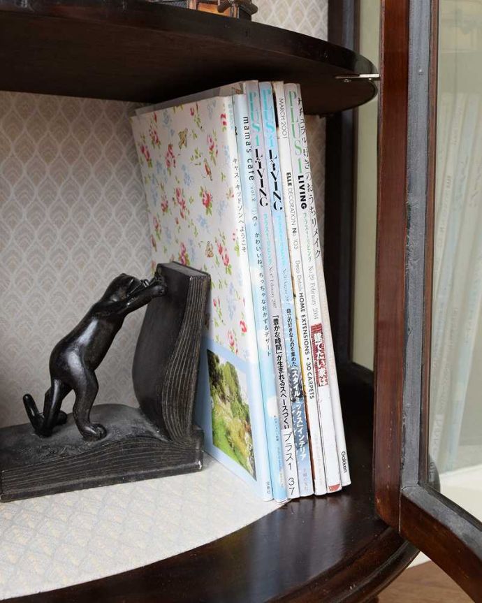 アンティークのキャビネット　アンティーク家具　マホガニー材を使ったイギリス家具、上品なアンティークのガラスキャビネット。扉の中は収納たっぷりA4サイズの雑誌までしっかり収納出来ちゃう大きさ。(k-2084-f)