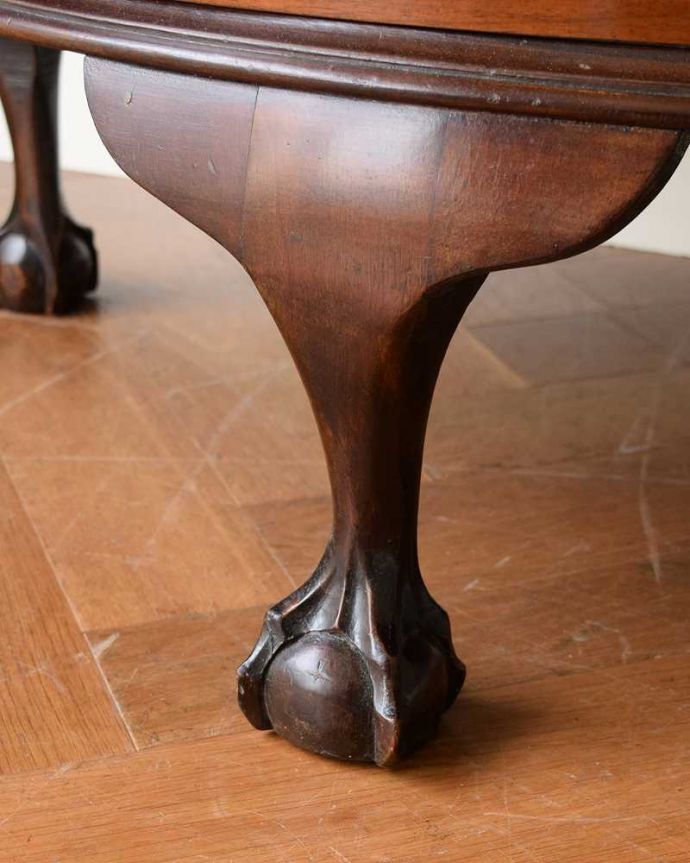 アンティークのキャビネット　アンティーク家具　マホガニー材を使ったイギリス家具、上品なアンティークのガラスキャビネット。女性1人でラクラク運べちゃう仕掛けHandleのアンティークは、脚の裏にフェルトキーパーをお付けしています。(k-2084-f)