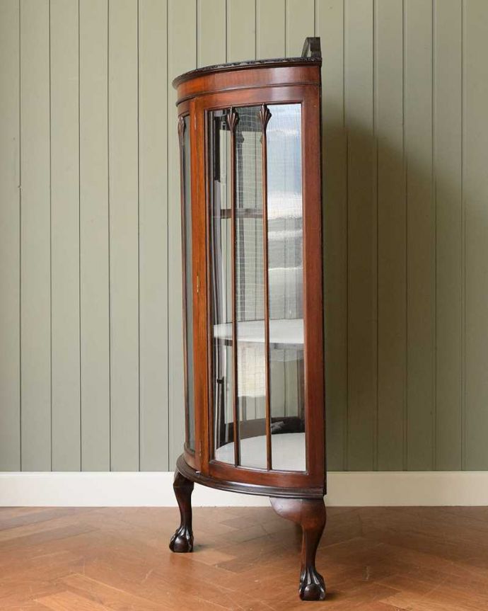 アンティークのキャビネット　アンティーク家具　マホガニー材を使ったイギリス家具、上品なアンティークのガラスキャビネット。180度どこからでも中が見れちゃうグルっと180度、どの角度からでも中が見れるハーフムーン型。(k-2084-f)