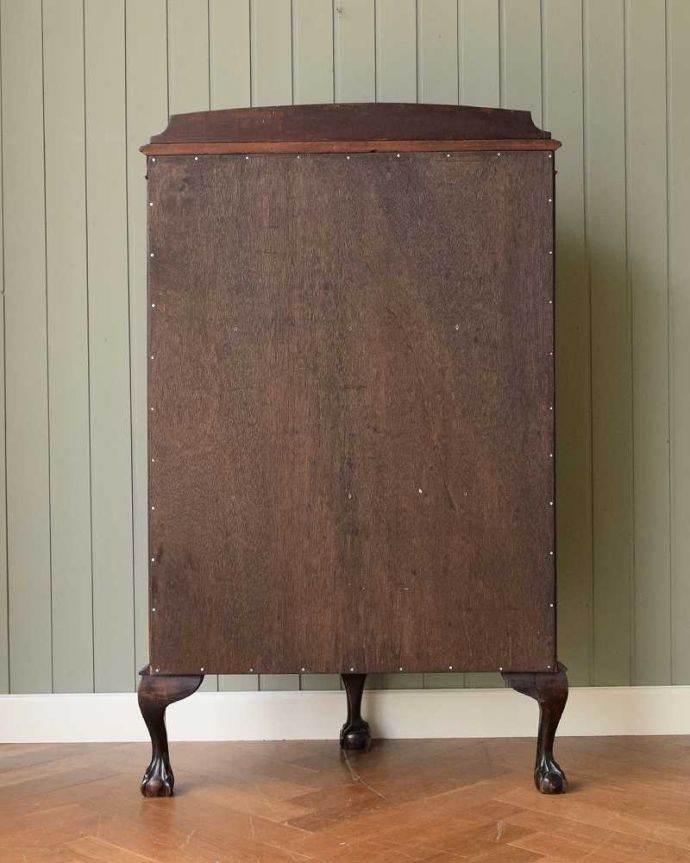 アンティークのキャビネット　アンティーク家具　マホガニー材を使ったイギリス家具、上品なアンティークのガラスキャビネット。もちろん後姿もキレイですアンティークは新品ではないので、もちろん経年変化によるキズはありますが、専門の職人がしっかり修復しているので後ろ姿までキレイです。(k-2084-f)