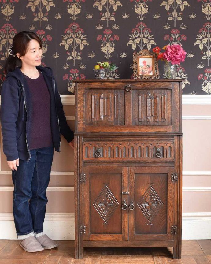 アンティークのキャビネット　アンティーク家具　機能的な英国アンティーク家具、カクテルキャビネット（カップボード）。英国アンティークらしい美しさが際立つ家具細々とした収納も出来ちゃう引き出し収納と扉の収納が両方付いたカクテルキャビネットはアンティーク家具ではめずらしい形。(k-2085-f)