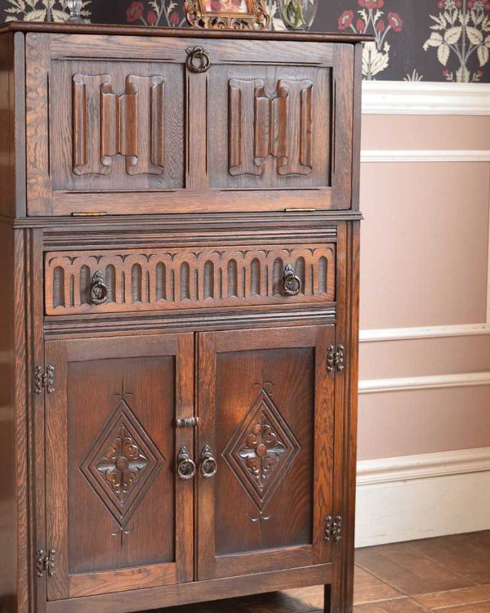 アンティークのキャビネット　アンティーク家具　機能的な英国アンティーク家具、カクテルキャビネット（カップボード）。木目だけの力でここまで美しい･･･アンティーク家具の一番の特長が木目だけで表現する家具の美しさ。(k-2085-f)