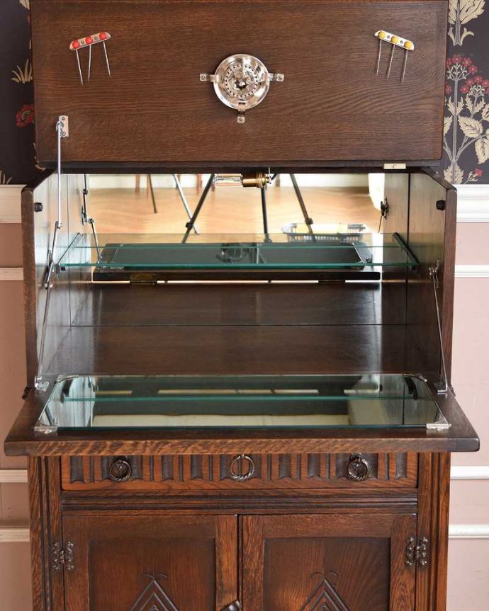 アンティークのキャビネット　アンティーク家具　機能的な英国アンティーク家具、カクテルキャビネット（カップボード）。扉を開けてみると･･･もともとカップボードとして使われていた家具。(k-2085-f)