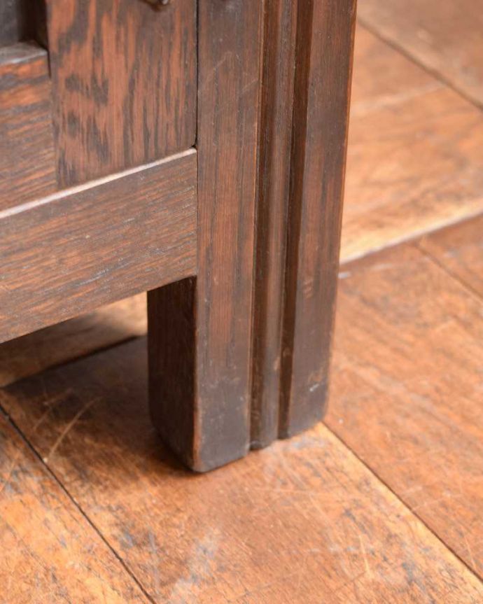 アンティークのキャビネット　アンティーク家具　機能的な英国アンティーク家具、カクテルキャビネット（カップボード）。女性１人でラクラク運べちゃうんですHandleのアンティークは、脚の裏にフェルトキーパーをお付けしています。(k-2085-f)