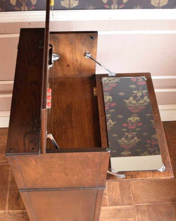 アンティークのキャビネット　アンティーク家具　機能的な英国アンティーク家具、カクテルキャビネット（カップボード）。上から見ると･･･家具を上から見てみると、天板はこんな形になっています。(k-2085-f)