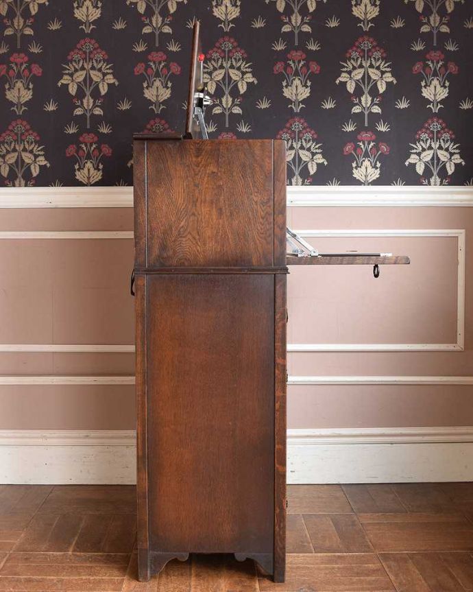 アンティークのキャビネット　アンティーク家具　機能的な英国アンティーク家具、カクテルキャビネット（カップボード）。横から見ても美しいですどこから見られてもいいようにしっかり修復しました。(k-2085-f)