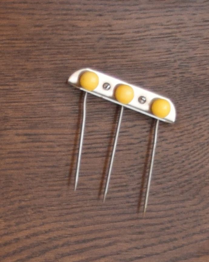 アンティークのキャビネット　アンティーク家具　機能的な英国アンティーク家具、カクテルキャビネット（カップボード）。開いた天板のサイドに3つずつピンがついています。(k-2085-f)