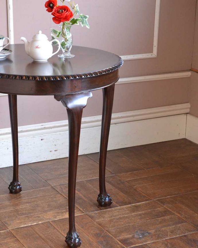 アンティークのテーブル　アンティーク家具　英国のアンティーク家具、装飾の美しいオケージョナルテーブル（マホガニー材）。細くてしなやかな･･･品格ある立ち姿上品でまるで貴婦人のような立ち姿。(k-2086-f)