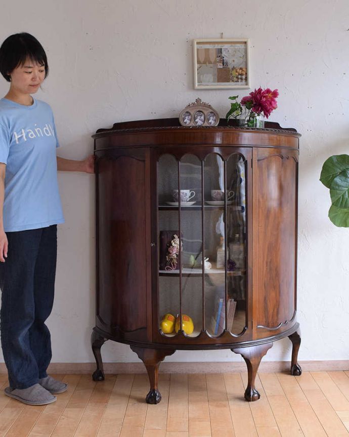 アンティークのキャビネット　アンティーク家具　イギリスから到着したアンティーク家具、木の美しさが際立つマホガニー材のガラスキャビネット。優雅な曲線と美しい木目がコラボしたキャビネットガラス扉と板戸、両方が使われているディスプレイキャビネット。(k-2087-f)