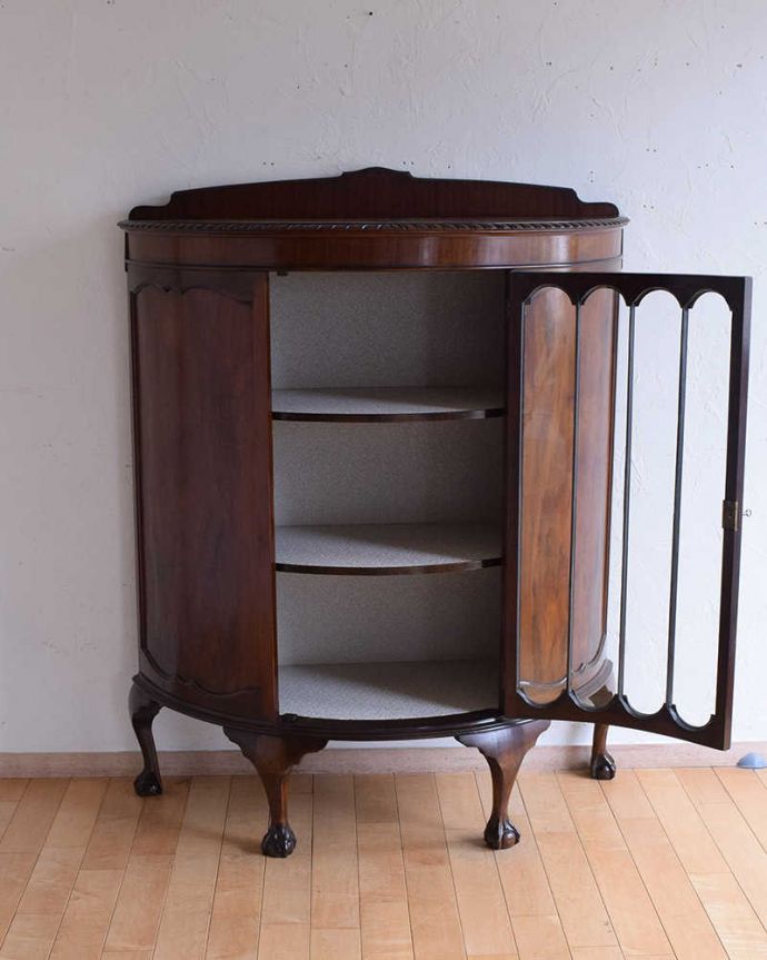 アンティークのキャビネット　アンティーク家具　イギリスから到着したアンティーク家具、木の美しさが際立つマホガニー材のガラスキャビネット。扉を開けてみると･･･職人がキレイに修復して、背板も新しい生地に張替えました。(k-2087-f)