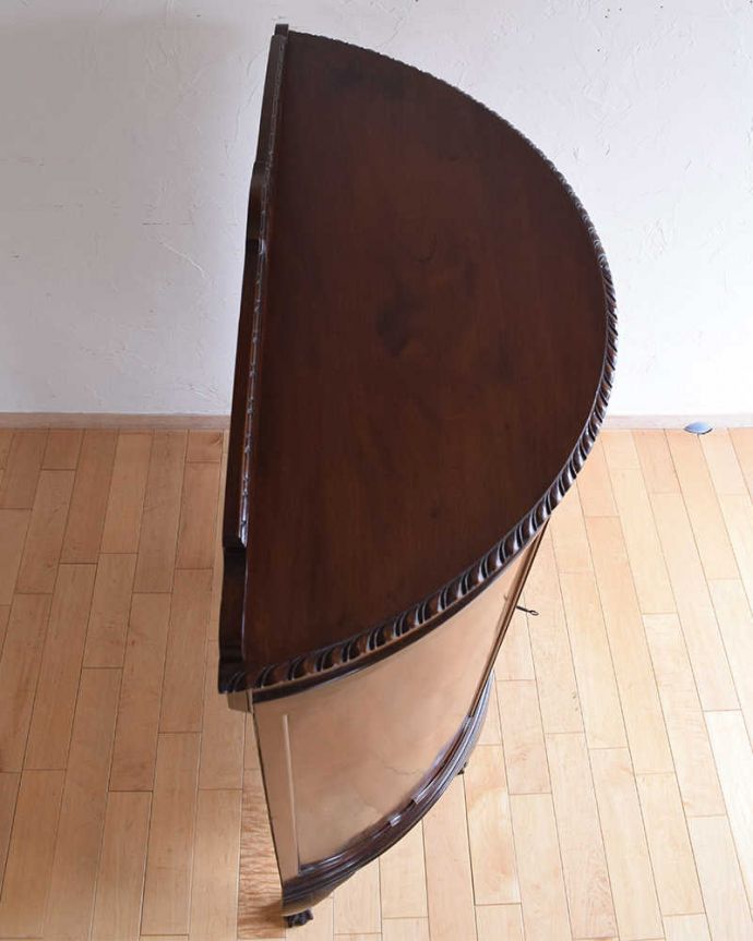 アンティークのキャビネット　アンティーク家具　イギリスから到着したアンティーク家具、木の美しさが際立つマホガニー材のガラスキャビネット。上から見るとよく分かるハーフムーンの形キャビネットを上から見てみるとこんな感じの半月型。(k-2087-f)