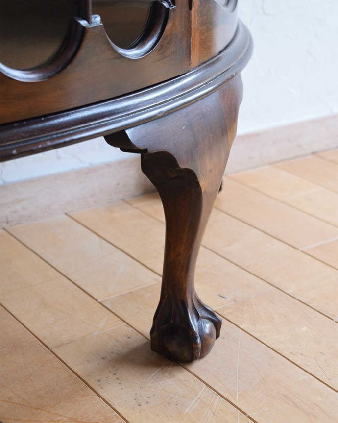 アンティークのキャビネット　アンティーク家具　イギリスから到着したアンティーク家具、木の美しさが際立つマホガニー材のガラスキャビネット。女性1人でラクラク運べちゃう仕掛けHandleのアンティークは、脚の裏にフェルトキーパーをお付けしています。(k-2087-f)