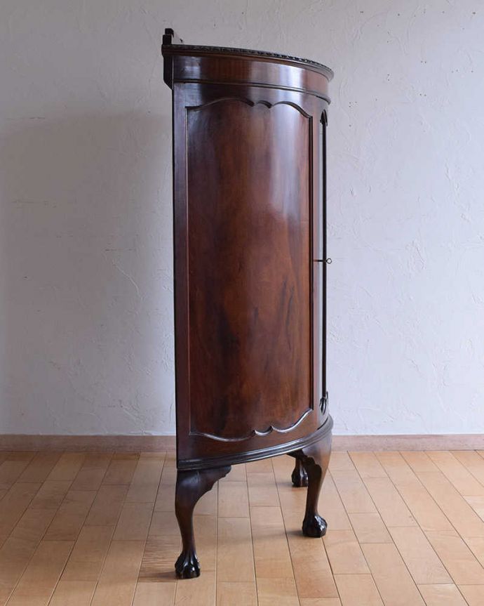 アンティークのキャビネット　アンティーク家具　イギリスから到着したアンティーク家具、木の美しさが際立つマホガニー材のガラスキャビネット。横から見ても素敵なんです もちろん横もキレイに仕上げていますので、どこから見ても美しいです。(k-2087-f)