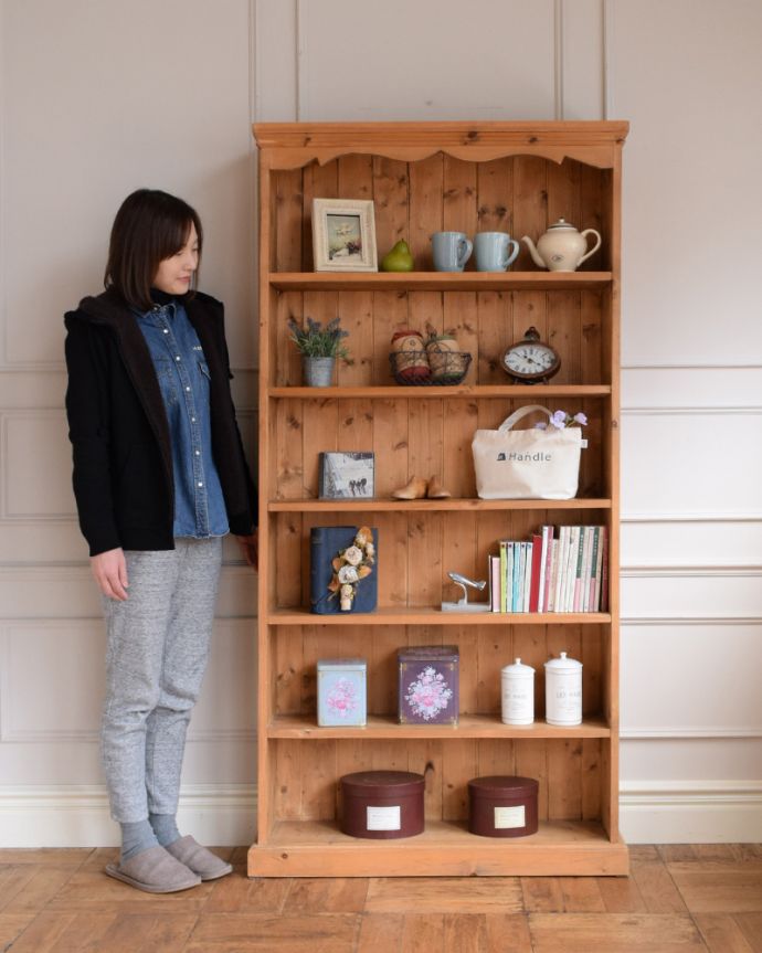 アンティークのキャビネット アンティーク家具 ナチュラルな雰囲気がとっても可愛いオールドパイン材のオープンシェルフ。お気に入りを飾りながらオシャレに収納本棚として使うのはもちろん、好きな雑貨や写真、おもちゃなどをなんでも置くだけでおシャレなお部屋が出来上がります。(k-2088-f)