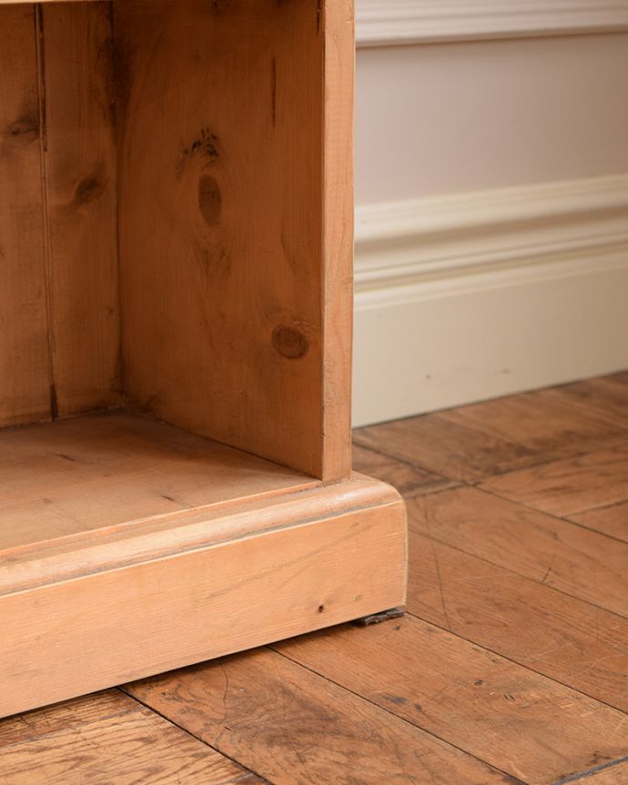 アンティークのキャビネット アンティーク家具 ナチュラルな雰囲気がとっても可愛いオールドパイン材のオープンシェルフ。女性1人でラクラク運べちゃう仕掛けHandleのアンティークは、脚の裏にフェルトキーパーをお付けしています。(k-2088-f)