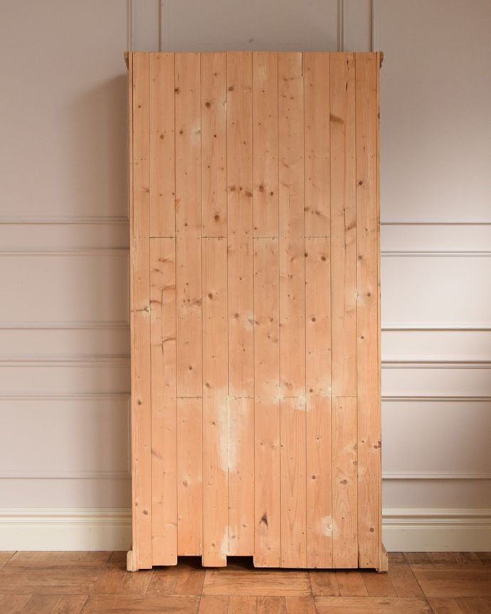 アンティークのキャビネット アンティーク家具 ナチュラルな雰囲気がとっても可愛いオールドパイン材のオープンシェルフ。後ろ姿までキレイですアンティークなので経年変化によるキズはありますが、専門の職人がしっかり修復したのでキレイです。(k-2088-f)