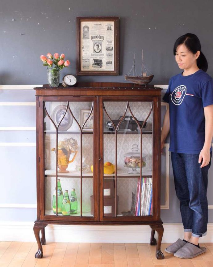 アンティークのキャビネット　アンティーク家具　イギリスで見つけたゴシックデザインが美しい正統派のアンティークキャビネット。お気に入りの本や雑貨や本を並べてみましょ。(k-2090-f)