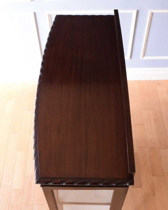 アンティークのキャビネット　アンティーク家具　イギリスで見つけたゴシックデザインが美しい正統派のアンティークキャビネット。天板もキレイに仕上げました。(k-2090-f)