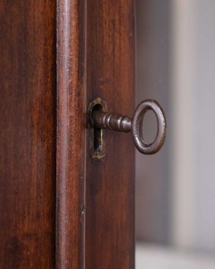 アンティークのキャビネット　アンティーク家具　イギリスで見つけたゴシックデザインが美しい正統派のアンティークキャビネット。開ける度にワクワクアンティークらしくカギが取っ手の代わり。(k-2090-f)