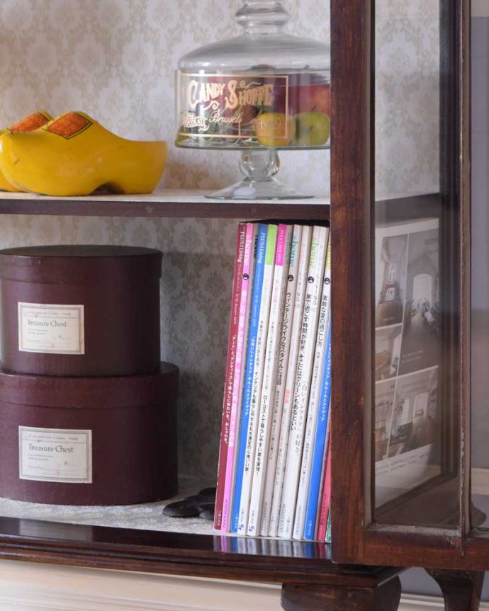 アンティークのキャビネット　アンティーク家具　イギリスで見つけたゴシックデザインが美しい正統派のアンティークキャビネット。扉の中は収納たっぷりA4サイズの雑誌までしっかり収納出来ちゃう大きさ。(k-2090-f)