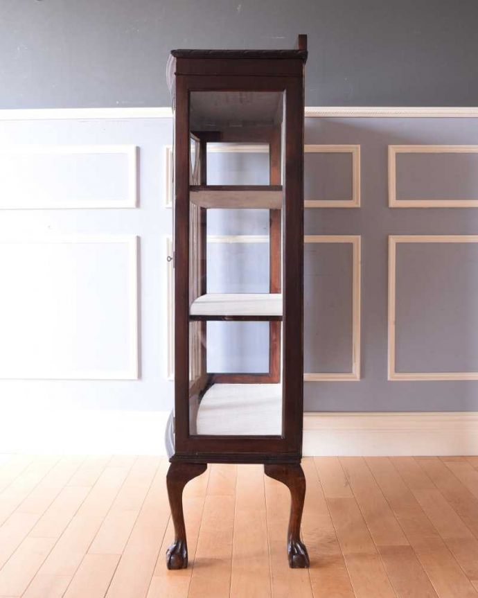 アンティークのキャビネット　アンティーク家具　イギリスで見つけたゴシックデザインが美しい正統派のアンティークキャビネット。横から見てもステキ三方向がガラスのキャビネット。(k-2090-f)