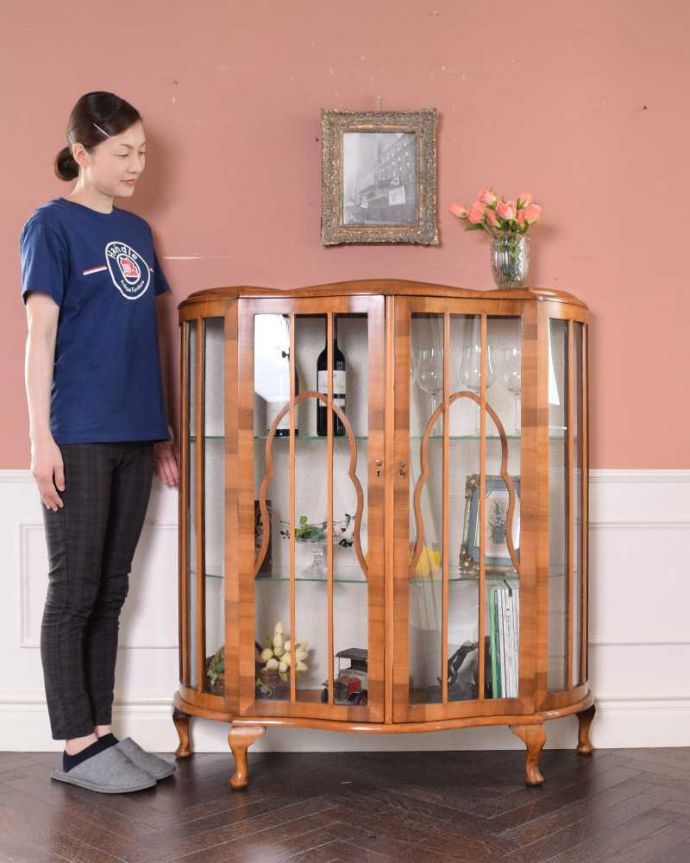 アンティークのキャビネット　アンティーク家具　英国のアンティーク家具、美しいハーフムーンのガラスキャビネット（飾り棚）。おススメNo.1のアンティーク家具もともとチャイナキャビネットとして陶器を見せながら収納するために造られたガラスの扉のキャビネット。(k-2091-f)