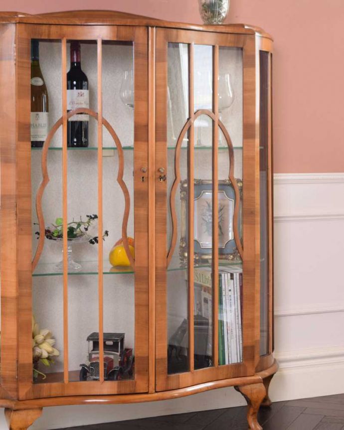 アンティークのキャビネット　アンティーク家具　英国のアンティーク家具、美しいハーフムーンのガラスキャビネット（飾り棚）。ガラス越しに見るお気に入りの美しさ…光をたっぷり取り入れてくれるガラス扉と棚板。(k-2091-f)