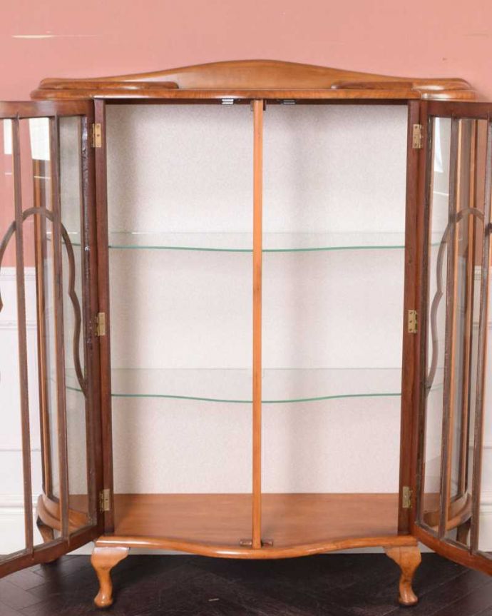 アンティークのキャビネット　アンティーク家具　英国のアンティーク家具、美しいハーフムーンのガラスキャビネット（飾り棚）。扉を開けて中を見てみましょう職人がキレイに修復して、背板も新しい生地に張替えました。(k-2091-f)