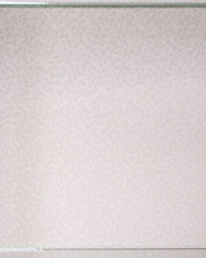 アンティークのキャビネット　アンティーク家具　英国のアンティーク家具、美しいハーフムーンのガラスキャビネット（飾り棚）。新しい生地で張り替えましたキャビネットの表情に合わせて新しい背板の生地を選びました。(k-2091-f)