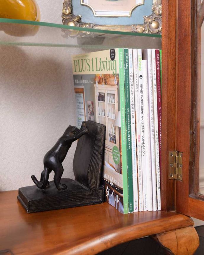 アンティークのキャビネット　アンティーク家具　英国のアンティーク家具、美しいハーフムーンのガラスキャビネット（飾り棚）。扉の中は収納たっぷりA4サイズの雑誌までしっかり収納出来ちゃう大きさ。(k-2091-f)