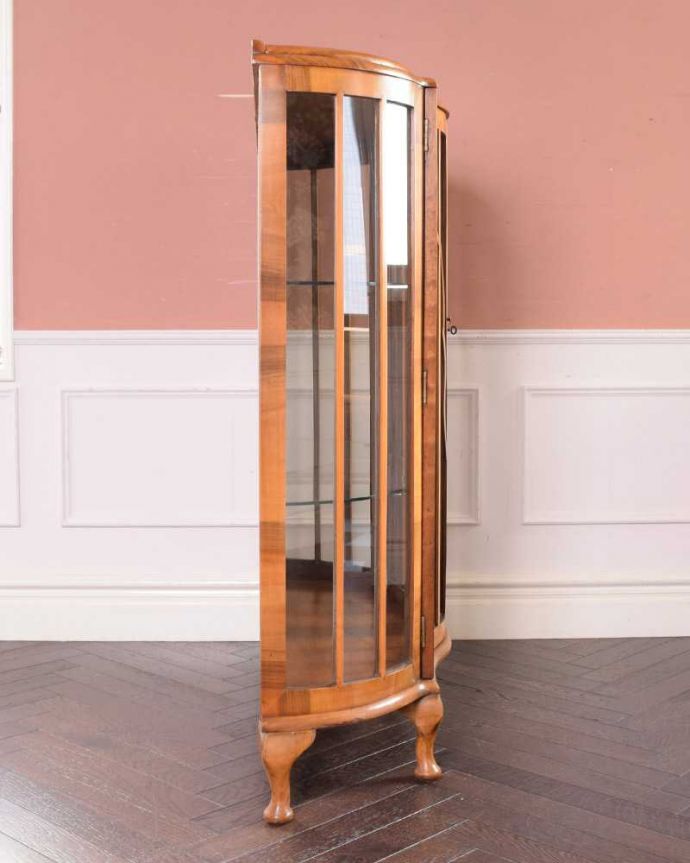アンティークのキャビネット　アンティーク家具　英国のアンティーク家具、美しいハーフムーンのガラスキャビネット（飾り棚）。横から見てもステキ横から見るとこんな感じ。(k-2091-f)