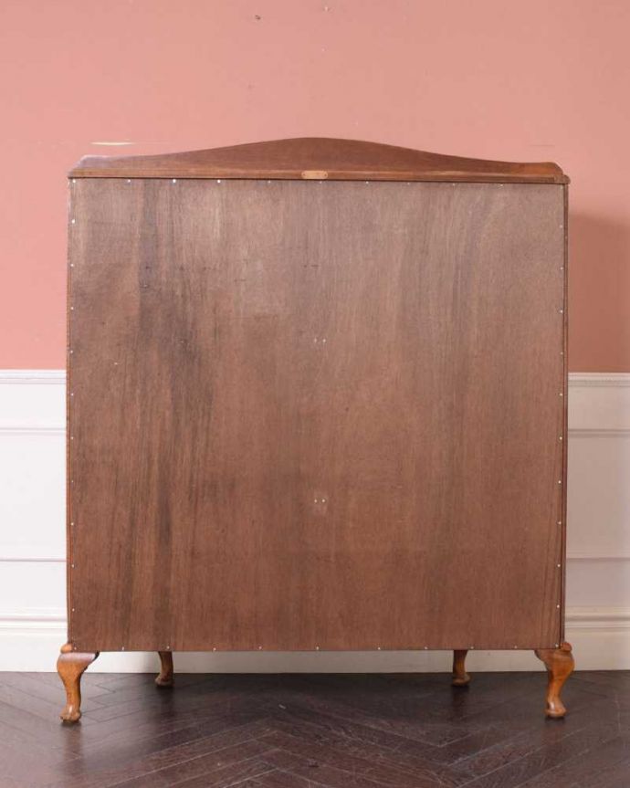 アンティークのキャビネット　アンティーク家具　英国のアンティーク家具、美しいハーフムーンのガラスキャビネット（飾り棚）。実は後ろから見てもキレイなんです。(k-2091-f)