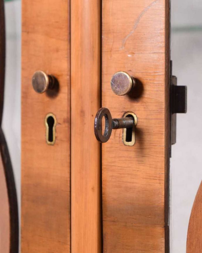 アンティークのキャビネット　アンティーク家具　英国のアンティーク家具、美しいハーフムーンのガラスキャビネット（飾り棚）。アンティークらしい取っ手取っ手にもアンティークらしさが。(k-2091-f)