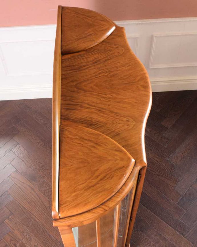 アンティークのキャビネット　アンティーク家具　英国のアンティーク家具、美しいハーフムーンのガラスキャビネット（飾り棚）。こんな形のキャビネットです。(k-2091-f)