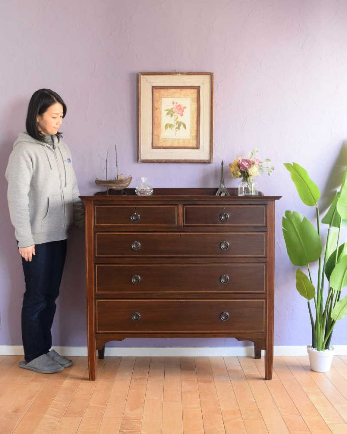 アンティークのチェスト　アンティーク家具　英国の美しいアンティーク家具、象嵌が入りのチェスト（チェストオブドロワーズ）。象嵌が施された気品のあるチェスト英国アンティークのチェストらしい上品な象嵌細工が、上質な雰囲気を醸し出してくれます。(k-2092-f)